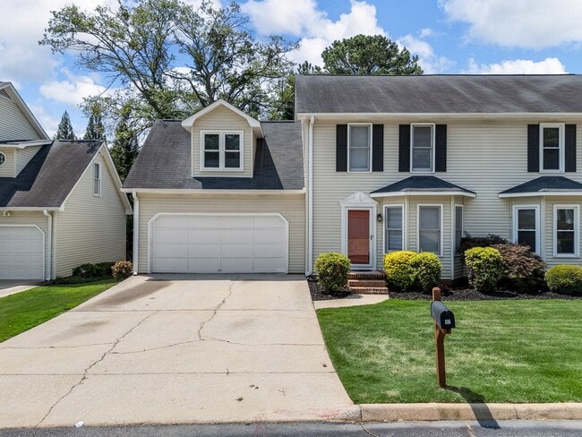Building Photo - Cozy 3 Bedroom, 2.5 Bath Town Home with 2 ...