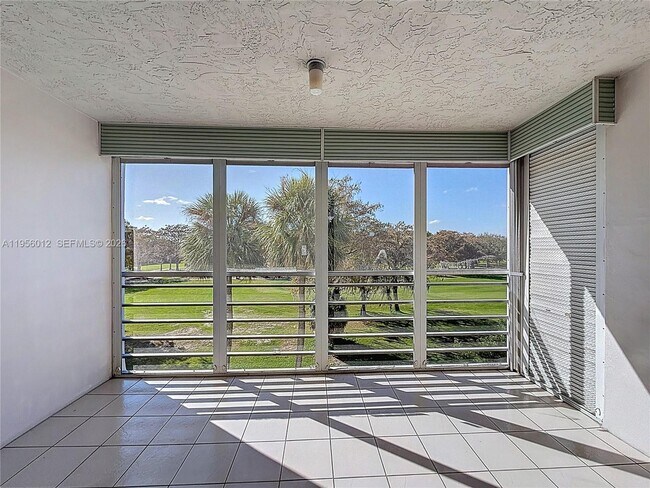 Building Photo - 605 Oaks Dr