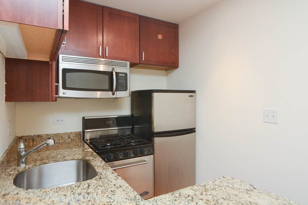 Building Photo - 630 W Wrightwood Ave