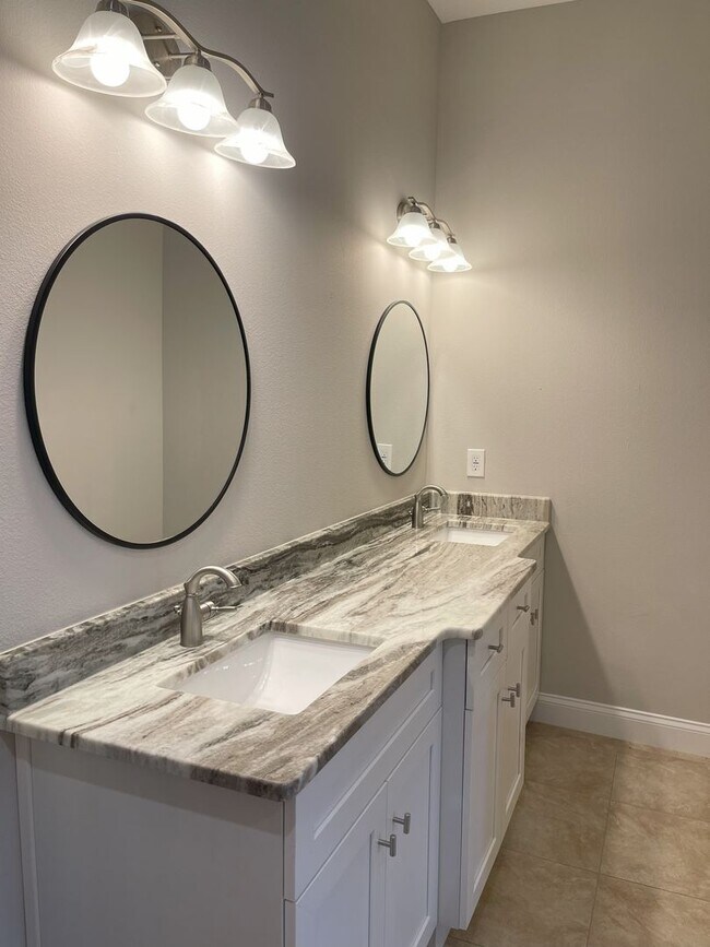 Building Photo - Lovely and Unique Custom-built Duplex Avai...