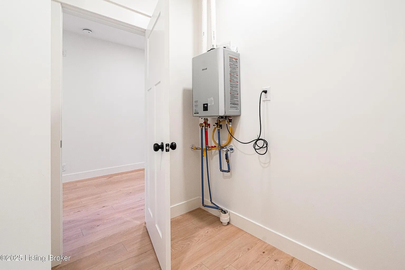 Building Photo - 935 E Madison St