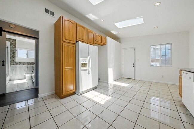 Building Photo - 5530 Laverne Ave