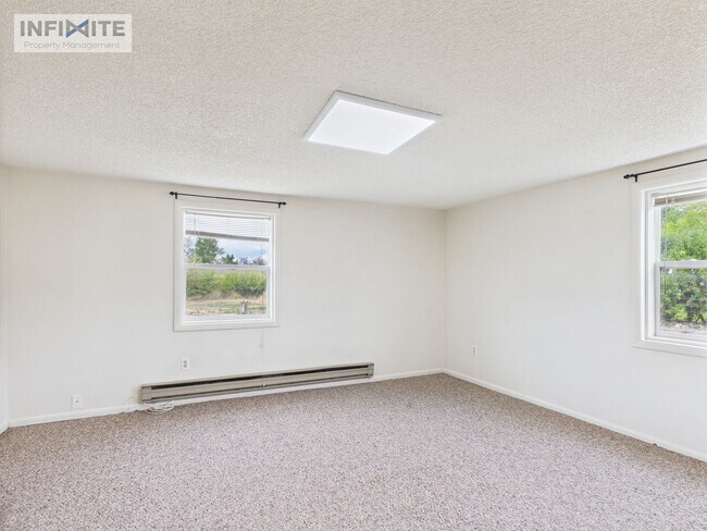 Building Photo - Spacious 3-Bedroom Home