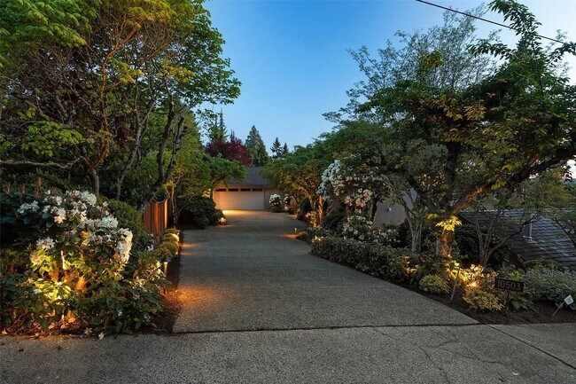 Building Photo - Kirkland View Home