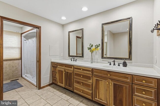 Building Photo - 2713 Wesleyan Dr