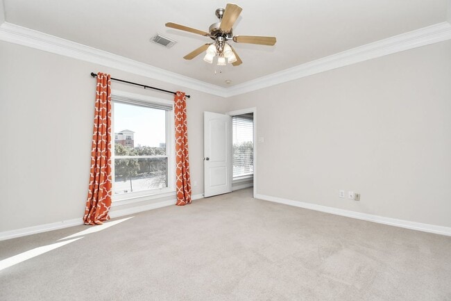 Building Photo - 833 Rosine St