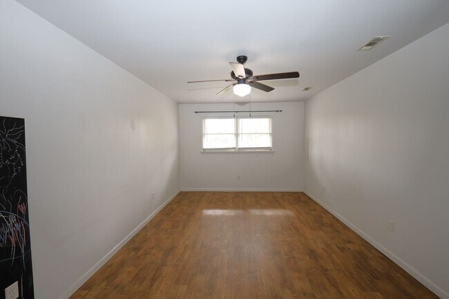 Building Photo - 609 E Stanfill St