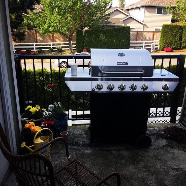 Building Photo - Luxury Condo