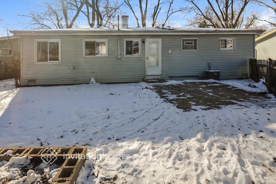 Building Photo - 724 W James St