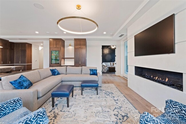 Building Photo - 1500 Queens Rd