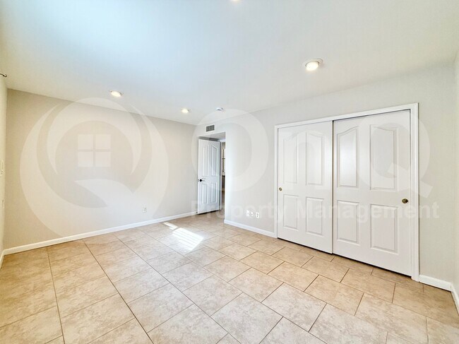 Building Photo - 2718 E Bighorn Ave