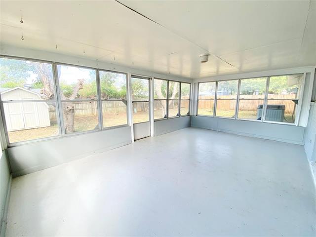 Building Photo - 701 Victoria Dr