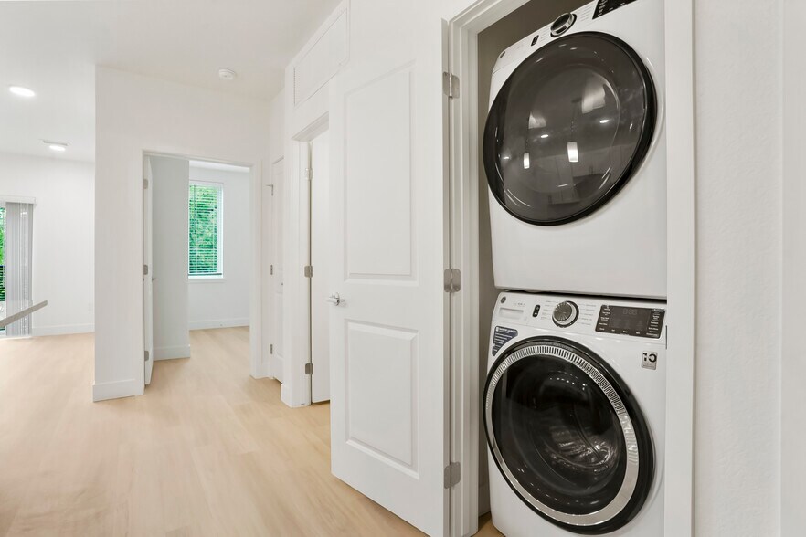 Building Photo - 2960 Hawthorn Ave