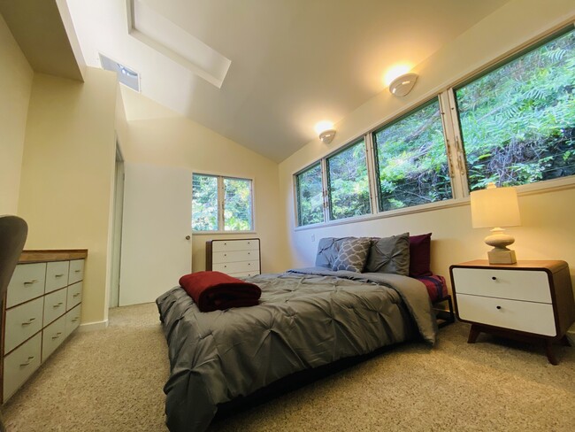 Master bedroom with en suite - 3321 Anoai Pl