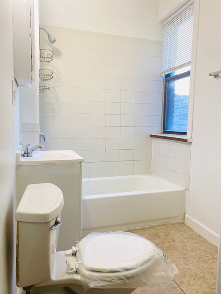 Building Photo - 4147 S Prairie Ave