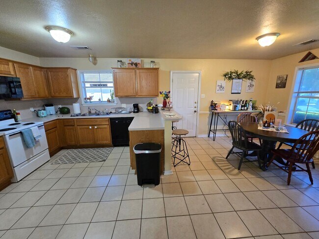 Building Photo - Bryan, West side - 3 bedroom / 2 bath duplex with fenced in yard.