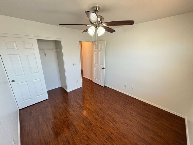 Building Photo - Beautiful 5Bed/2.5Bath/2Car home located near Seven Hills