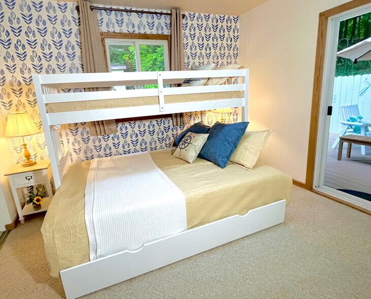 Bedroom with queen and twin bunk bed - 6023 Barnhart Rd