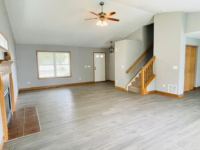 Building Photo - 8575 Fernbrook Dr