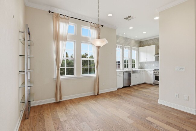 Building Photo - Gorgeous 2 Bed, 2.5 Bath Townhome in Exclusive Reflection Community!