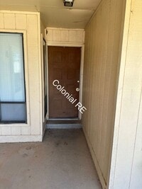 Building Photo - Spacious 3 bedroom 2 bathroom townhouse for rent. Fireplace in living area, washer/dryer hookups,...
