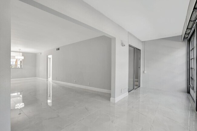 Building Photo - 2202 Lucaya Bend
