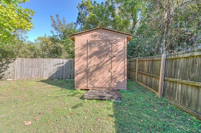 Building Photo - 1402 N Tennessee Blvd