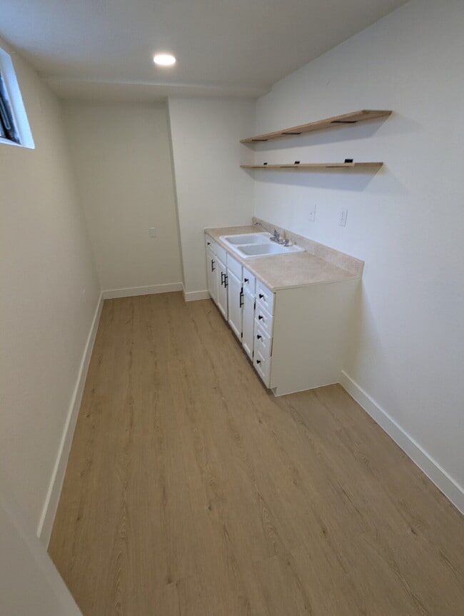 Building Photo - 7070 Beacon Way