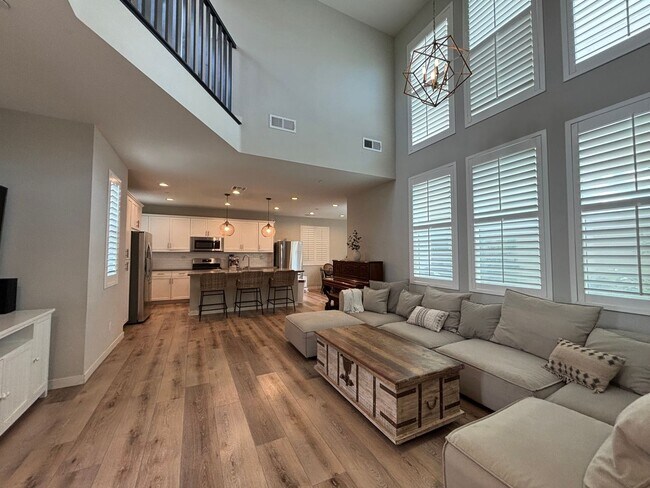 Building Photo - Updated 4 Bedroom 3.5 bath Condo located i...