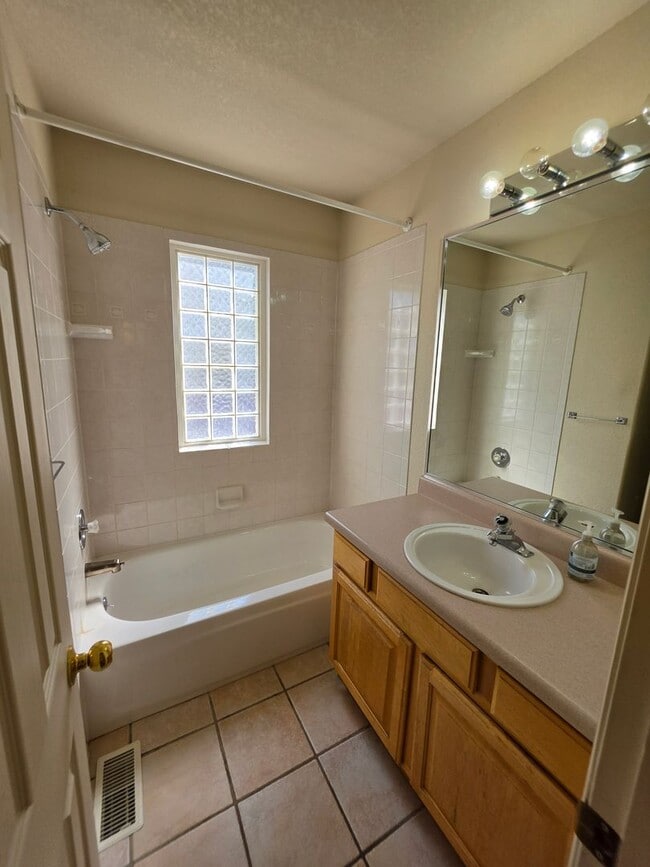 Building Photo - 1636 Weatherby Ln