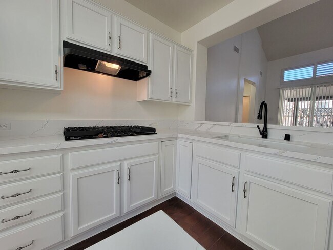 Building Photo - 3 bedroom 2.5 bathroom in desirable NW Visalia Bella Sera gated community!