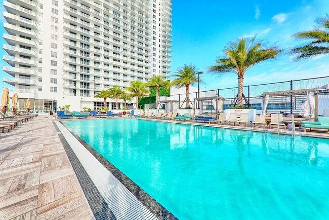 Building Photo - 4010 S Ocean Dr