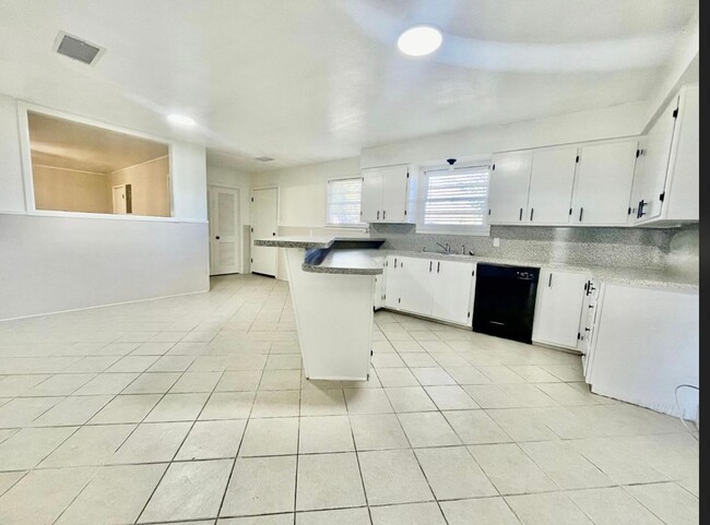 Building Photo - Pre-leasing now for 3 bed 2 bath near Texa...