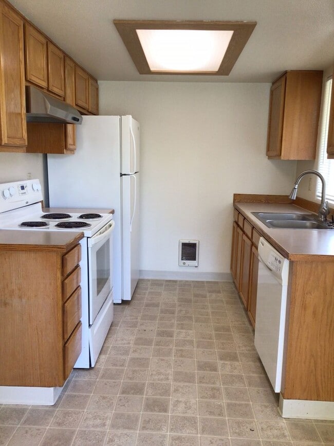 Building Photo - 3BD Home in Rose Village Neighborhood - Cl...