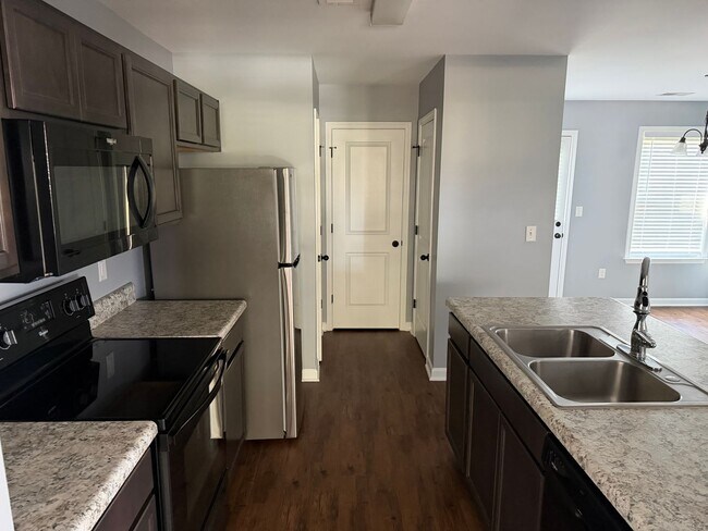 Building Photo - 482 Brawley St