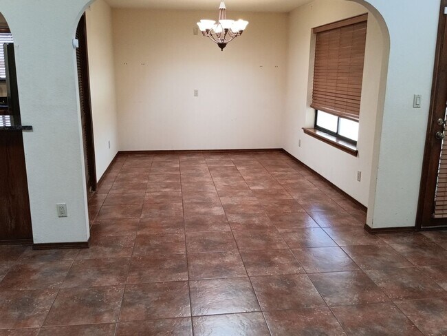 Building Photo - 3 Bedroom, 2 Bathroom Home! Schedule a Showing!