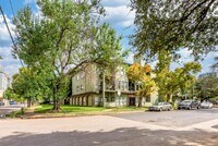 Building Photo - 807 W 25th St