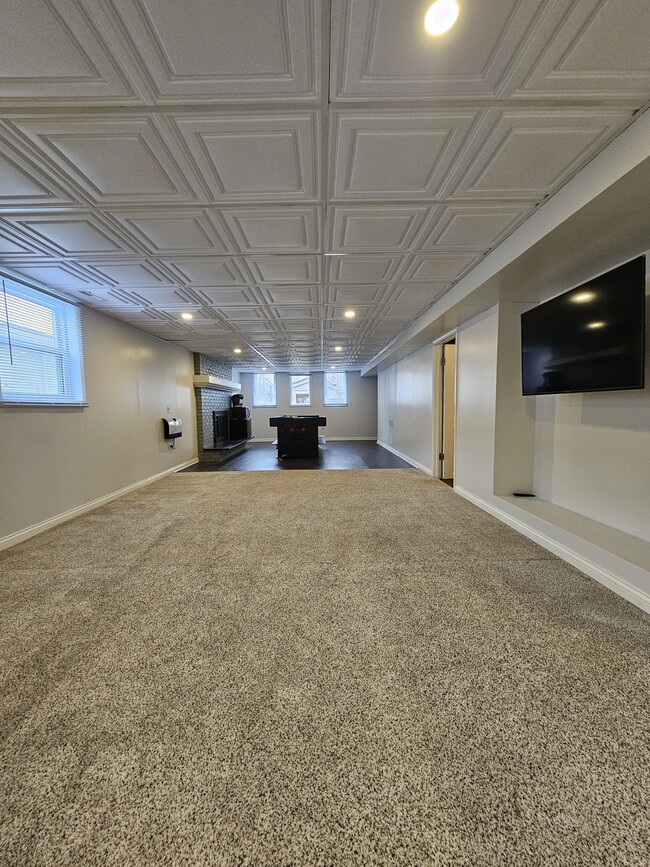 Building Photo - 9536 Elmwood Dr