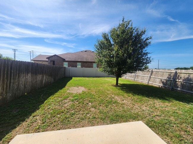 Building Photo - Wood Like Tile Flooring & Vinyl Plank - No Carpet / 1 Story Unit/ Fenced in Yard / Interior Washe...