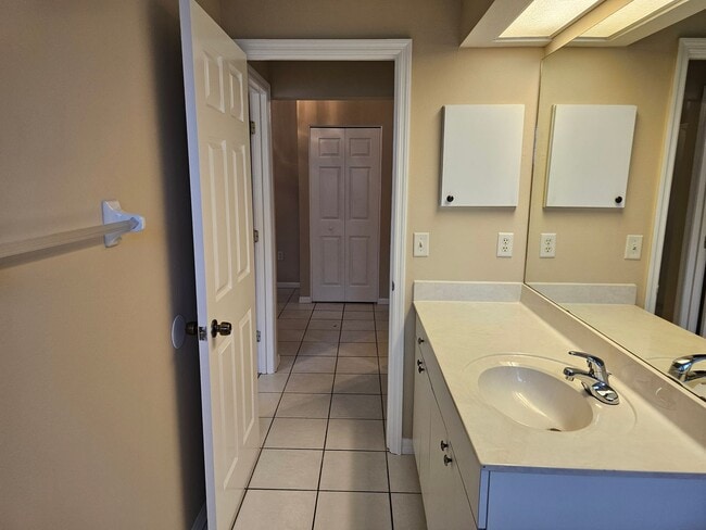 Building Photo - 627 25th Dr E