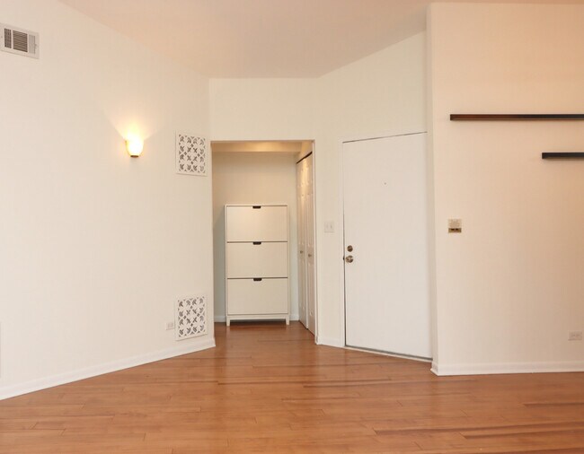 Building Photo - 1735 Chesapeake Ln