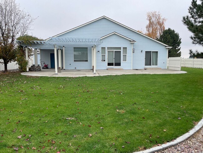 Building Photo - Well Maintained Home in Desirable Pelican Point Neighborhood!