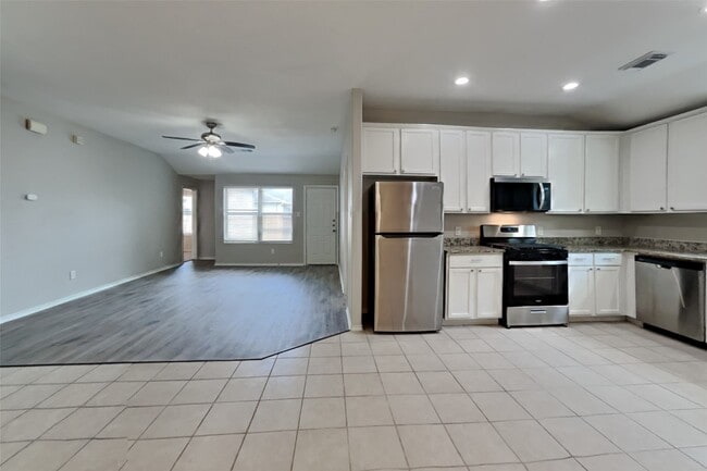 Building Photo - 804 Lovebug Ln