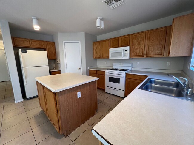 Building Photo - 1776 square foot 3 Bedroom home in El Mirage