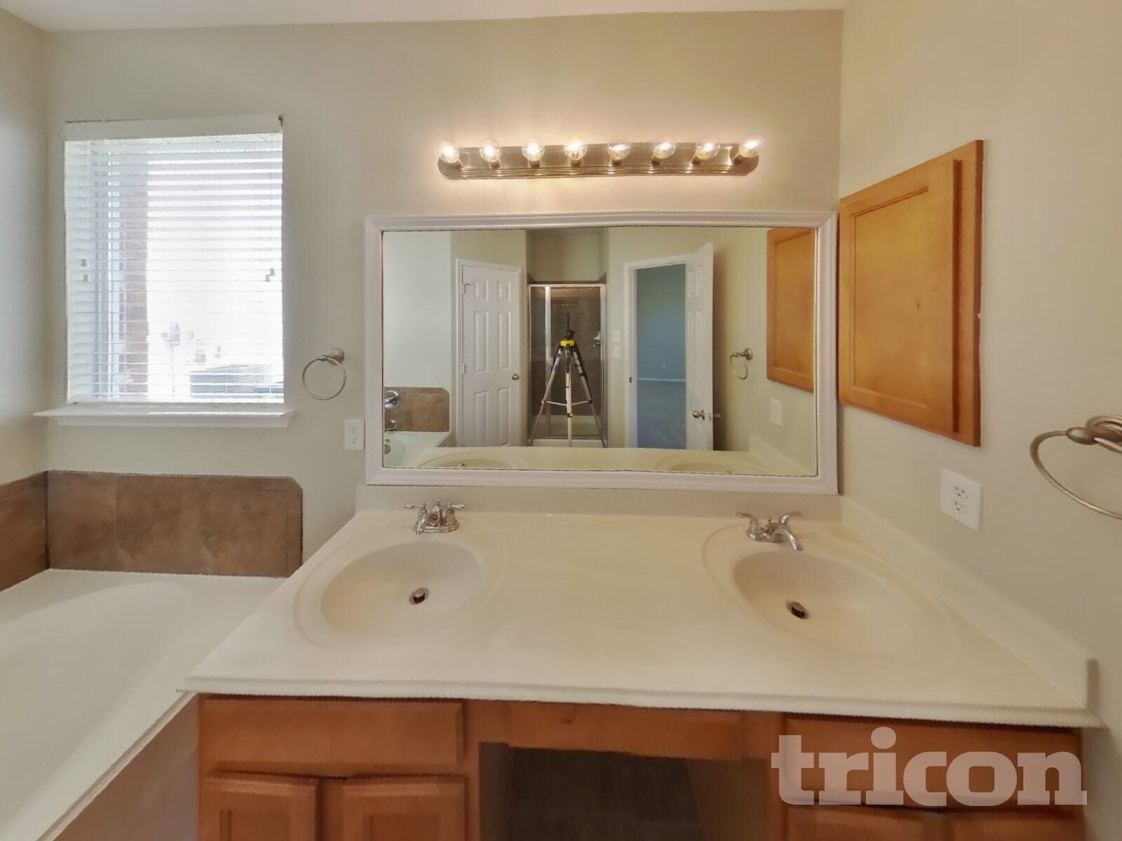 Building Photo - 704 Crockett Dr