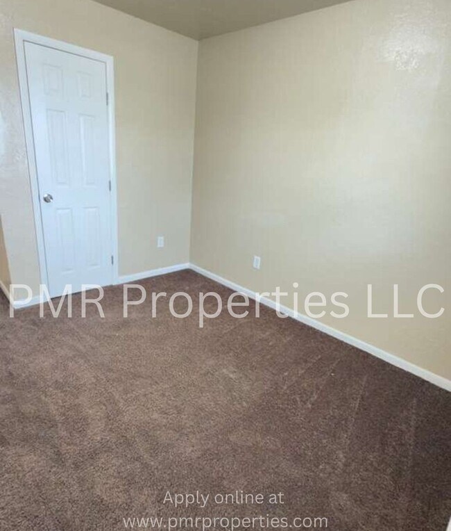 Building Photo - 3 Bedrooms / 1 Bathroom House