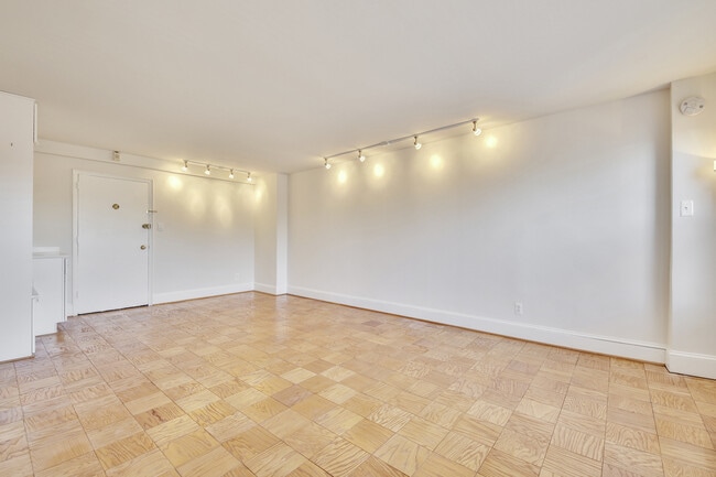 Building Photo - Spacious efficiency right in between Dupon...