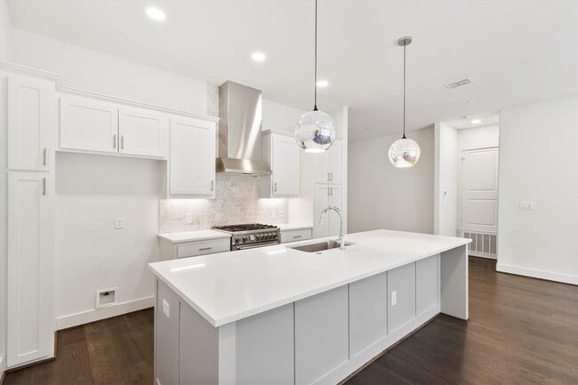 Building Photo - 15875 Spectrum Dr