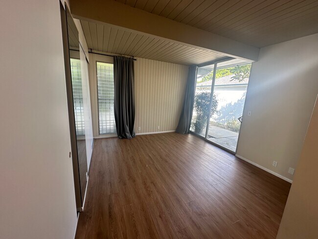 Building Photo - 3169 S Bentley Ave