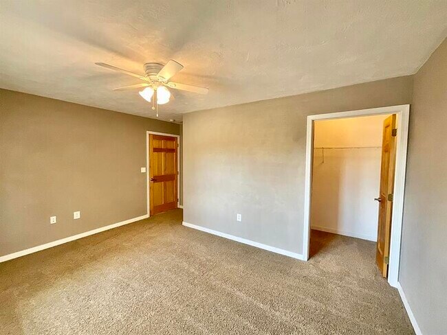 Building Photo - 819 Elm Way Ct
